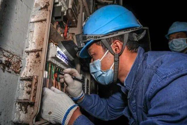 為什么配電箱里不能放雜物<strong></p>
<p>配電箱
</strong>？:配電箱
